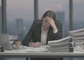 Funcionário sobrecarregado por excesso de responsabilidade e burnout.
