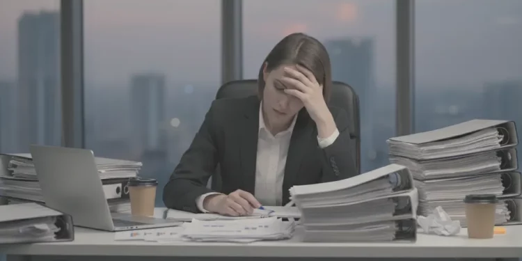 Funcionário sobrecarregado por excesso de responsabilidade e burnout.